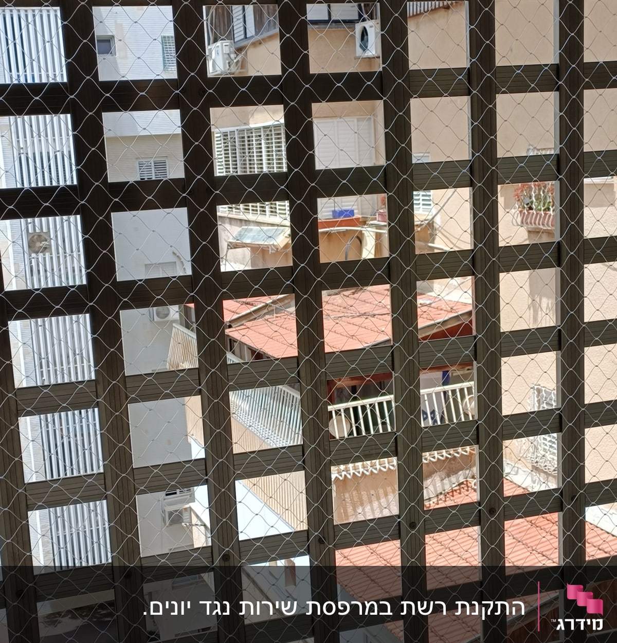 רשת מתכת על חלון למניעת כניסת יונים